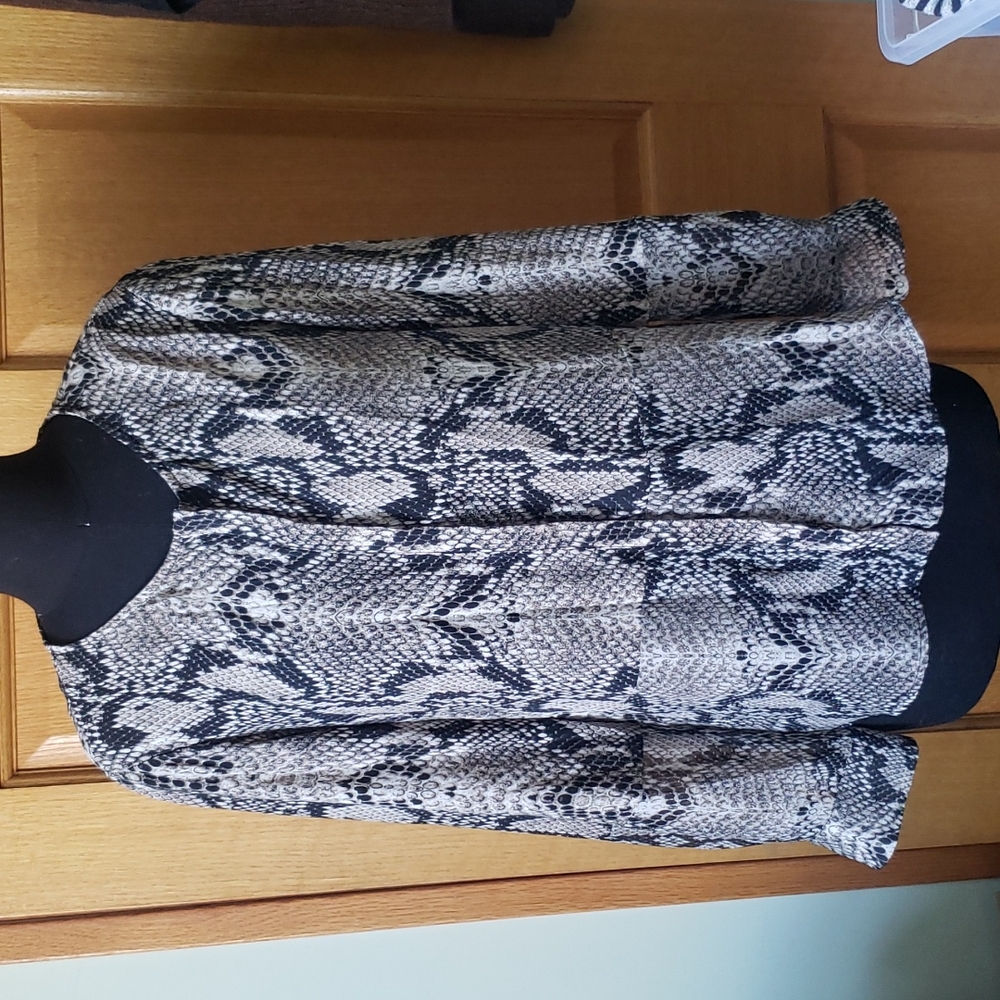 Ro & De Python Print Blouse - Picture 2 of 9